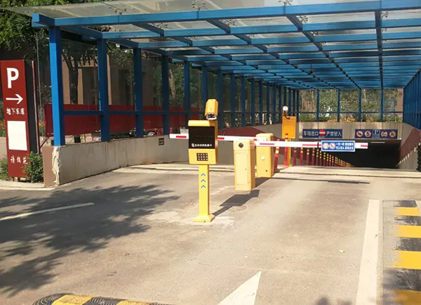 車牌識別系統(tǒng)設備進行不斷更新和不斷檢測